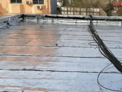 潍坊卫生间漏水维修公司分享下潍坊屋面楼顶防水刚性防水层施工要点。
